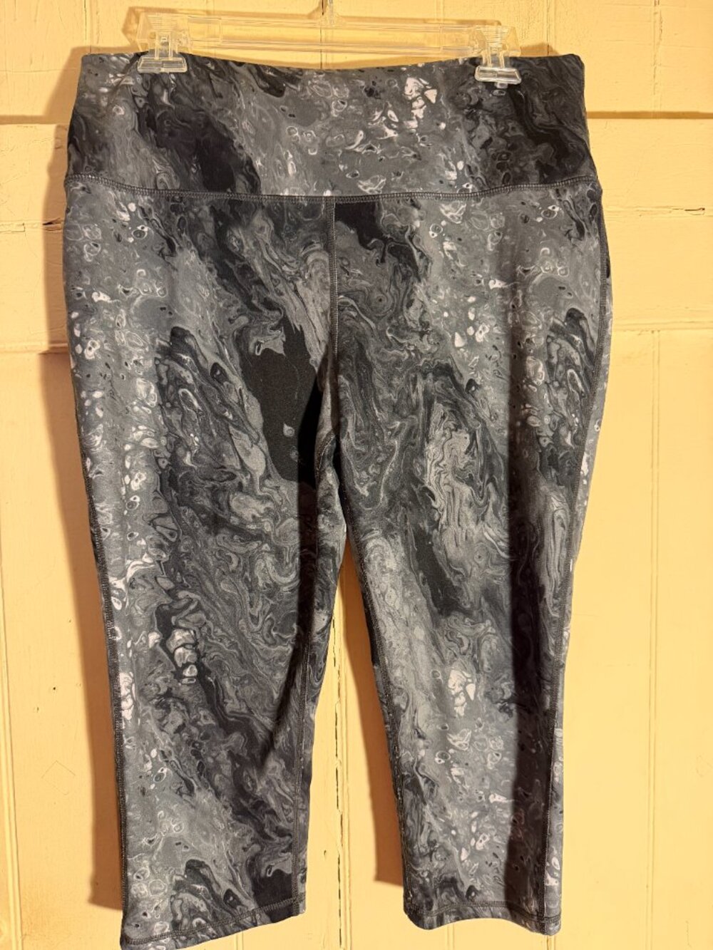 Brisas Black and Gray Marbled Cropped Workout Leggings Sz L